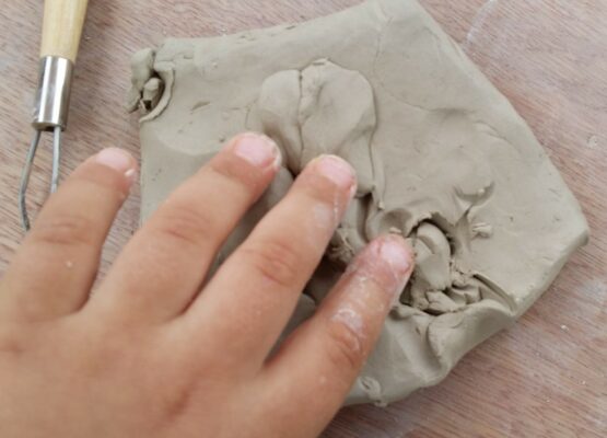Photo enfant à partie de 3 ans page pour qui? Atelier poterie BMA à La Réunion