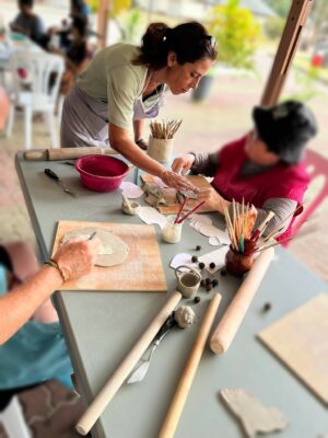 Photo personnes porteuses de handicap page pour qui? Atelier poterie BMA à La Réunion